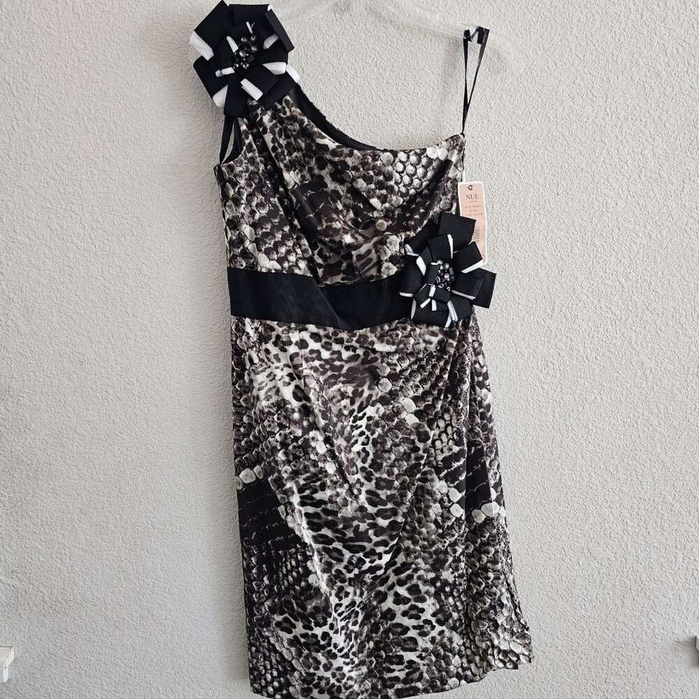 NWT | Nue by Shani Black White Print One Shoulder Mini Size 6